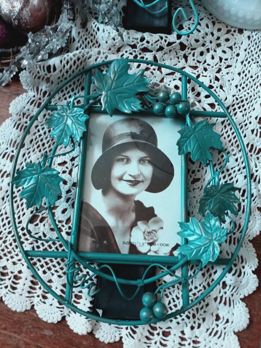 Metal Leaf & Grape Picture Frame in Teal